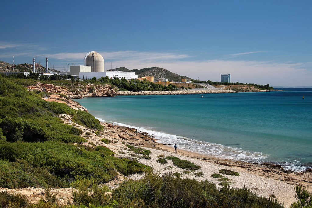 Picture of nuclear power station<br />
